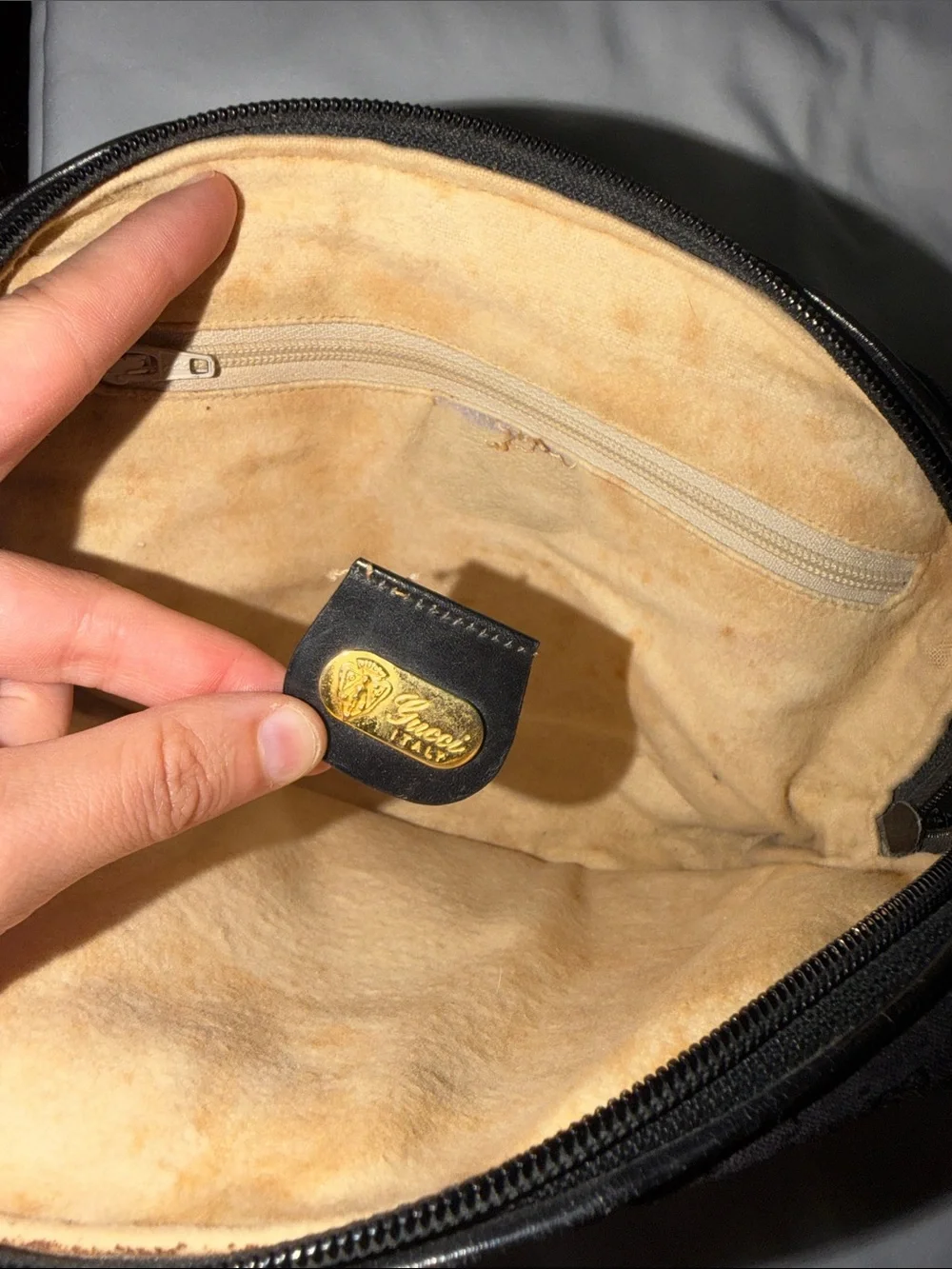 Gucci Vintage 70’s Round Canvas Shoulder Bag in Black and Gold - Picture 5 of 16